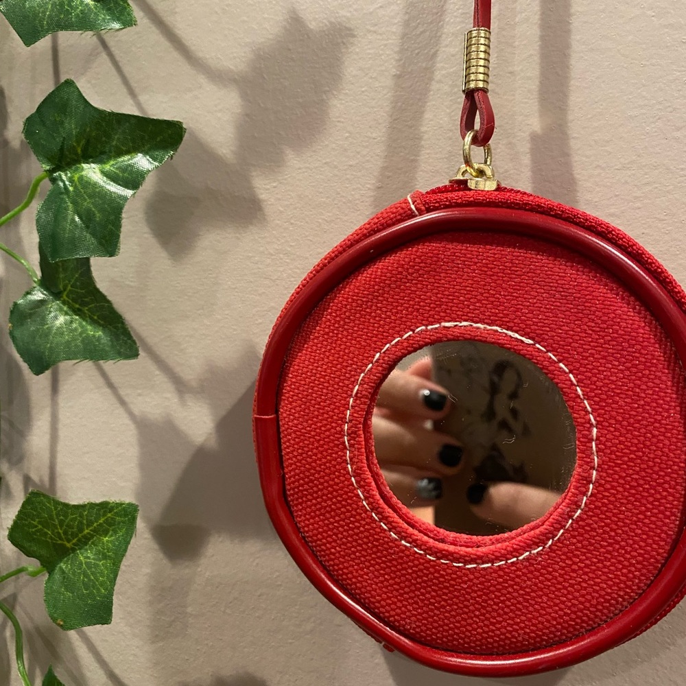 Round coin/cosmetic bag with mirror & wristlet ❣️ 
(154)